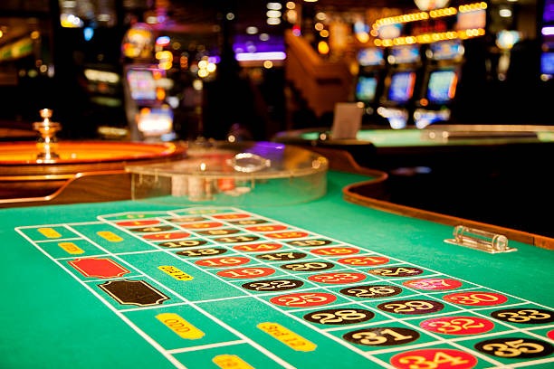 Live dealer action on sinislot login Live dealer rolling dice in Sic Bo studio with HD camera feed on sinislot login mobile